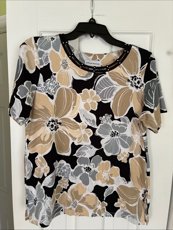 Alfred Dunner Tops - Alfred Dunner Black Floral Short-Sleeve Top. Size S.
